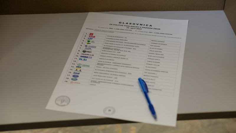 Fotografija: Zaradi napačnih logotipov so na državni volilni komisiji (DVK) ustavljali tisk oziroma na novo tiskali glasovnice kar dvakrat. FOTO: Črt Piksi/Delo
