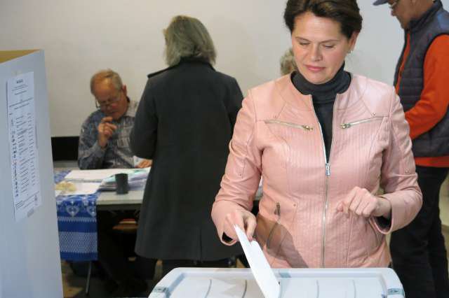 Predsednica SAB Alenka Bratušek je glas na državnozborskih volitvah oddala danes dopoldan v spremstvu družine na volišču v Stražišču. FOTO: STA
