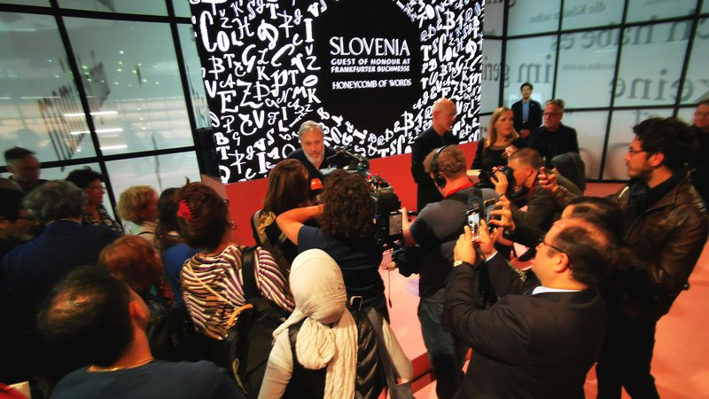 Fotografija: Še po koncu včerajšnjega nastopa v slovenskem paviljonu se Slavoj Žižek ni mogel izogniti številnim vprašanjem medijev. FOTO: Igor Bratož