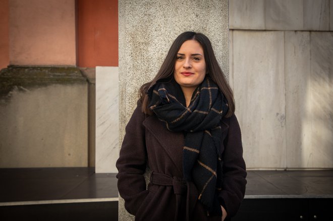 Hana Podjed (1999) je diplomirana slovenistka in prevajalka iz angleškega jezika, trenutno magistrska študentka slovenistike in južnoslovanskih študijev na Filozofski fakulteti v Ljubljani. FOTO: Voranc Vogel