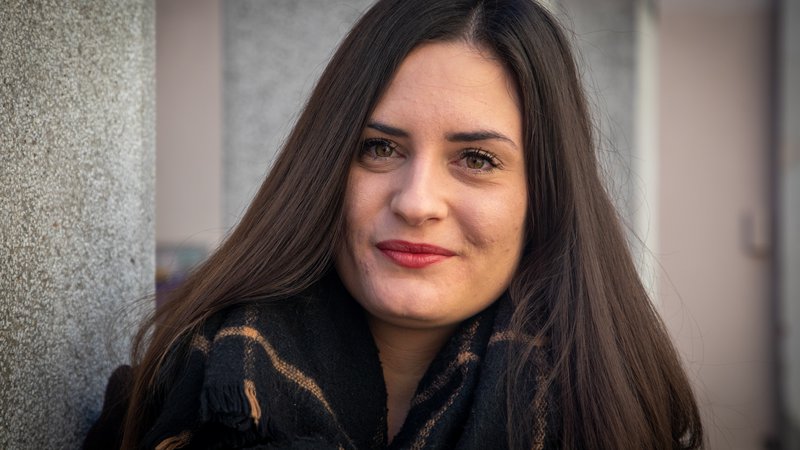 Fotografija: Hana Podjed (1999) je diplomirana slovenistka in prevajalka iz angleškega jezika, trenutno magistrska študentka slovenistike in južnoslovanskih študijev na Filozofski fakulteti v Ljubljani. FOTO: Voranc Vogel