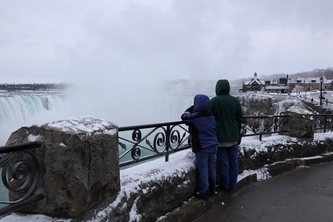 Niagarski slapovi v zadnjih dneh marca, ko je bilo obiskovalcev bistveno manj, kot jih pričakujejo ta konec tedna. FOTO: Wa Lone/Reuters