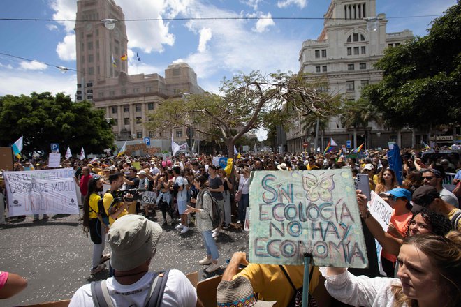 Brez ekologije ni ekonomije, so tudi sporočali protestniki na Kanarskih otokih. FOTO: Desiree Martin/AFP