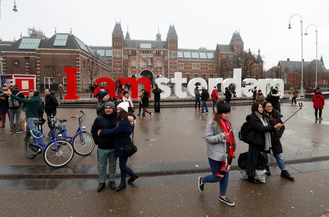 Amsterdam je pred pandemijo obiskalo več kot 20 milijonov turistov. To je preveč, so ugotovile mestne oblasti in začele sprejemati ukrepe. FOTO: Yves Herman/Reuters