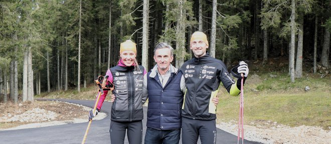 Biatlonca Anamarija Lampič in Jakov Fak z direktorjem Lumarja Markom Lukićem (v sredini). FOTO: arhiv Lumarja