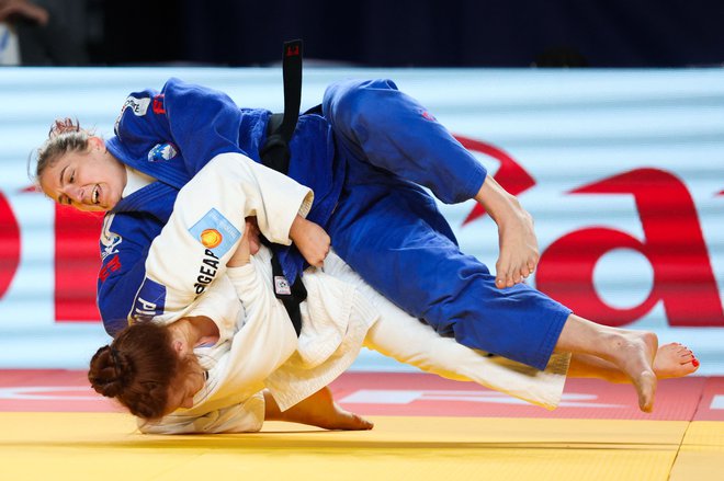 V dvoboju za tretje mesto je bila Andreja Leški (v modrem kimonu) boljša od Avstrijke Lubjane Piovesana. FOTO: Damir Sencar/AFP