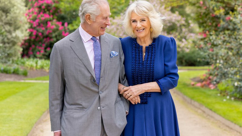 Fotografija: Fotografija britanskega kraljevega para, ki jo je Buckinghamska palača objavila danes. FOTO: Millie Pilkington/AFP