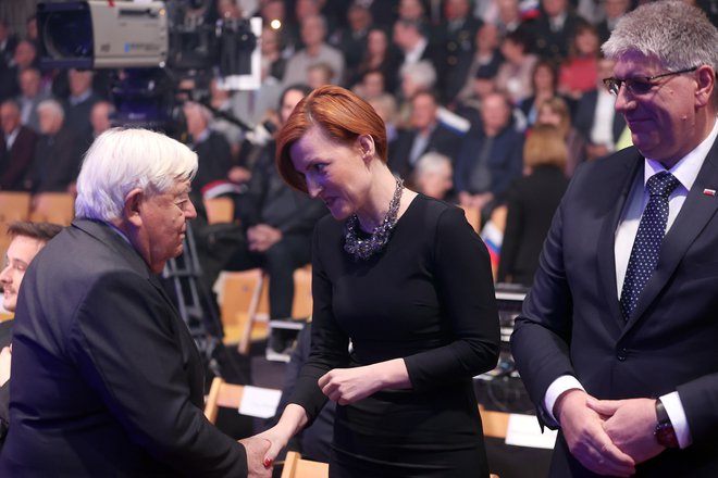 Stisk rok prvega predsednika slovenske države Milana Kučana in kulturne ministrice Aste Vrečko. FOTO: Borut Živulović/Bobo 