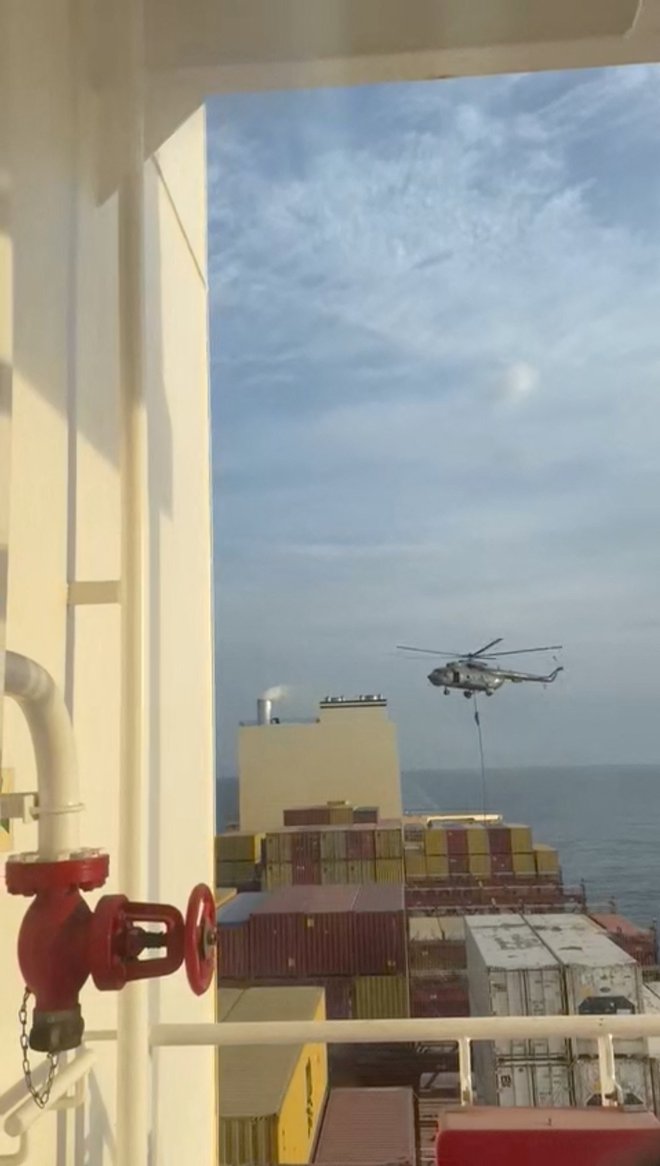 Zaseg kontejnerske ladje pod portugalsko zastavo MSC Aries. FOTO: Reuters