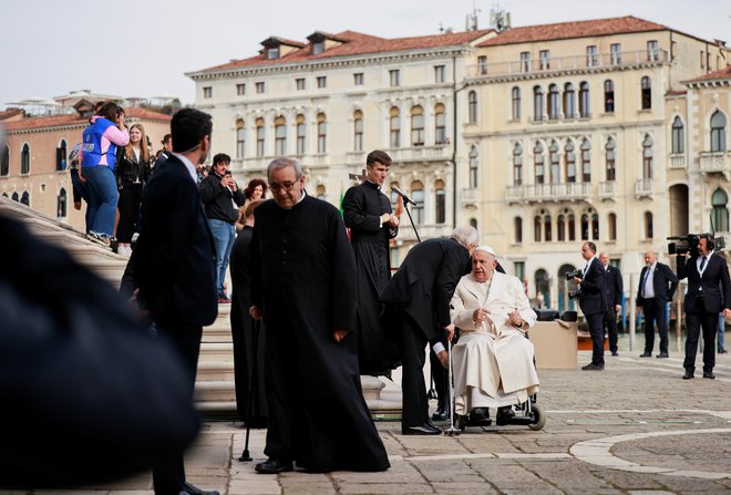 Papež pred baziliko Santa Maria della Salute v Benetkah. FOTO: Yara Nardi/Reuters
