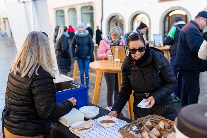Dobrodelna kuharija v središču Kranja 14. decembra 2019. FOTO: Luka Kotnik