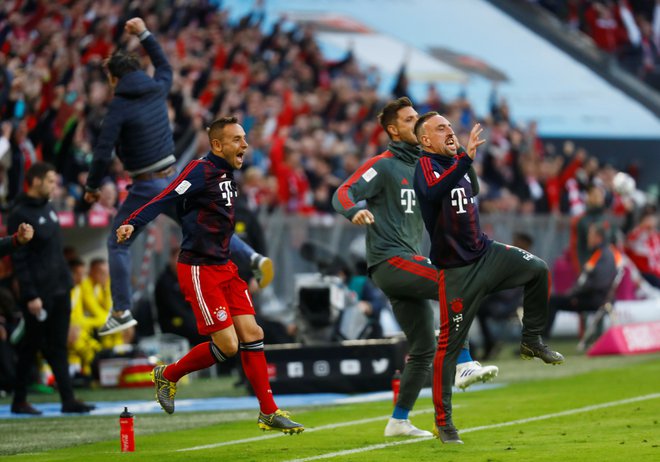 Bayern diha kot eno. Festivala golov v derbiju z Borussio so se veselili tudi Franck Ribery (desno) in drugi aduti na bavarski klopi. FOTO: Reuters