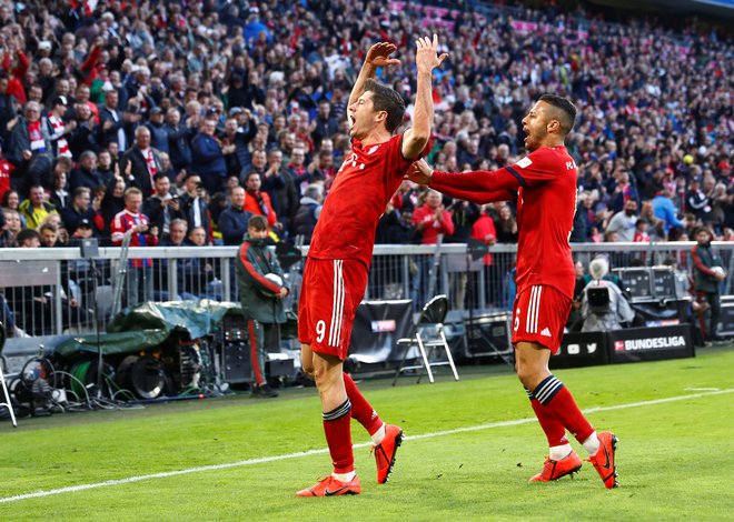 Robert Lewandowski in Thiago sta se veselila golov skupaj z gledalci. FOTO: Reuters