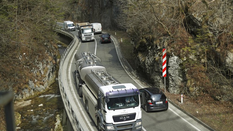 Fotografija: Po mnenju infrastrukturnega ministra je slabih kar 45 odstotkov cest v državi. FOTO: Leon Vidic/Delo