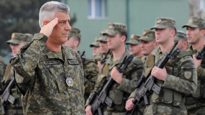 Fotografija: Kosovski predsednik Hashim Thaçi, ki je oblekel vojaško uniformo, je izjavil, da bo večetnična kosovska vojska v službi vseh državljanov. Foto: Laura Hasani/Reuters