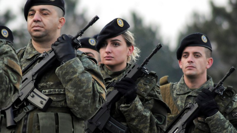 Fotografija: Parada kosovskih varnostnih sil pred glasovanjem v parlamentu o preoblikovanju v vojsko. FOTO: Reuters