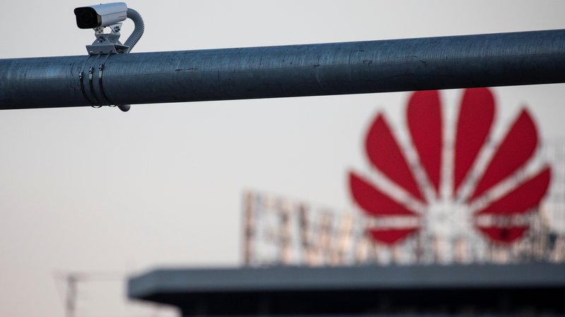 Fotografija: Slovenska politika blokira Huawei in kitajske gradbince, ki bi gradili drugi tir, pred leti je zavrnila kitajski interes za Luko Koper. Največja kitajska naložba pri nas je Gorenje. FOTO: Marko Djurica/Reuters