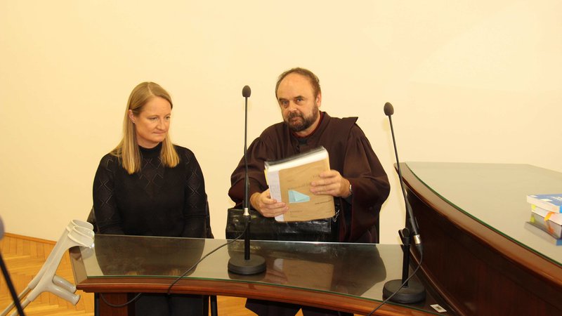 Fotografija: S svojimi argumenti sta bila bolj prepričljiva Vesna Pavlič Pivk in njen zagovornik, odvetnik Dušan Csipö. FOTO: Tanja Jakše Gazvoda