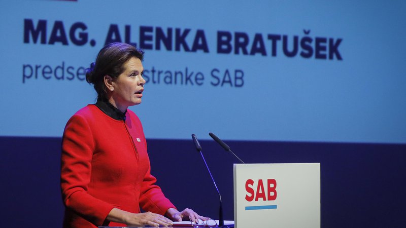 Fotografija: Predsednica SAB je optimistično napovedala, da gredo na volitve po zmago. FOTO: Jože Suhadolnik/Delo