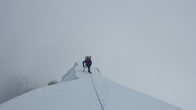 Bor Levičnik nekaj korakov pred vrhov. FOTO: Matija Volontar
