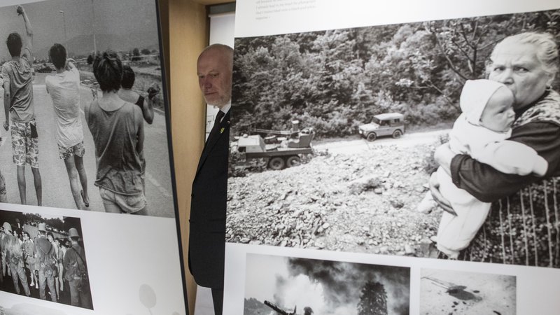 Fotografija: V Muzeju novejše zgodovine Slovenije je bila leta 2016 ob 25. obletnici nastanka samostojne države na ogled razstava »Samostojni!« s fotografijami in pričevanji fotografov iz obdboja vojne za Slovenijo leta 1991. FOTO VORANC VOGEL/DELO
