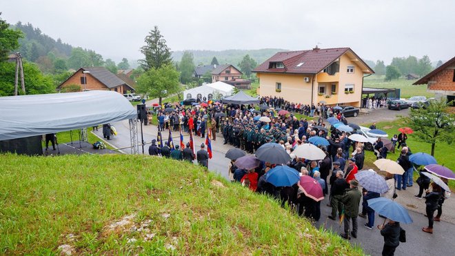 Množica ljudi se je udeležila slovesnosti v Gornjem Suhorju. FOTO: Jani Pavlin/Občina Črnomelj
