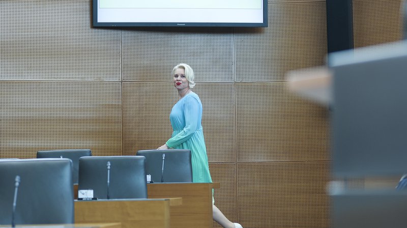 Fotografija: Predsednica državnega zbora Urška Klakočar Zupančič je sprejela odločitev, ki pove več, kot bi si kdo želel. Še naprej sodeluje s človekom, ki je moral iz njene stranke oditi. FOTO: Jože Suhadolnik