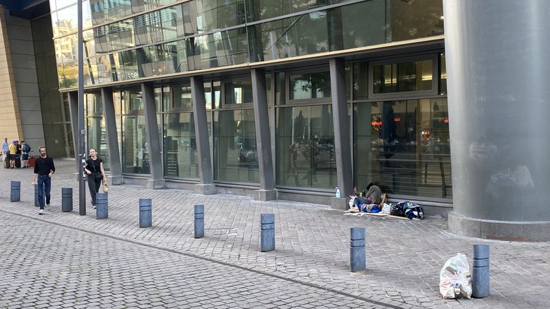 Fotografija: Midi je vstopna točka za številne od 5,5 milijona ljudi, ki vsako leto obiščejo Bruselj, a postaja je v zadnjih tednih v mestu postala simbol skrajne revščine, vandalizma, nasilja, odvisnosti in prostitucije. FOTO: Peter Žerjavič