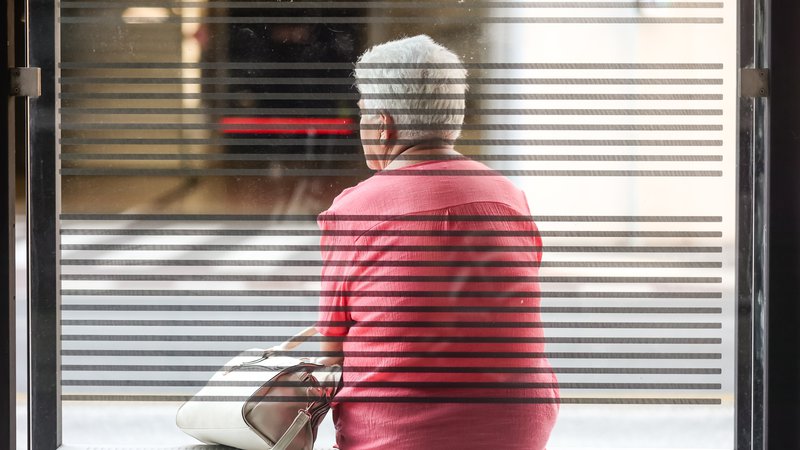 Fotografija: Med starejšimi ženskami, ki živijo same, vsaka druga tvega revščino ali socialno izključenost. FOTO: Črt Piksi/Delo