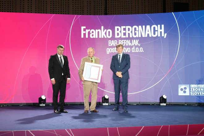 Franko Bergnach na podelitvi priznanja za najstarejšega obrtnika leta. FOTO: Obrtno-podjetniška zbornica Slovenije