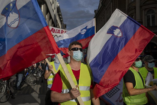 Mreža RAN v zadnjem času posebej opozarja, da se po Evropi vrstijo množični protesti, pri katerih se skrajneži in skupine med protestniki zatekajo k množičnemu nasilju in kriminalu. FOTO: Voranc Vogel/Delo