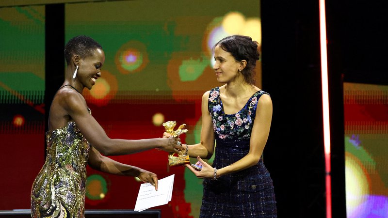 Fotografija: Predsednica žirije Lupita Nyong'o podeljuje glavno nagrado režiserki Mati Diop. FOTO:Fabrizio Bensch/Reuters