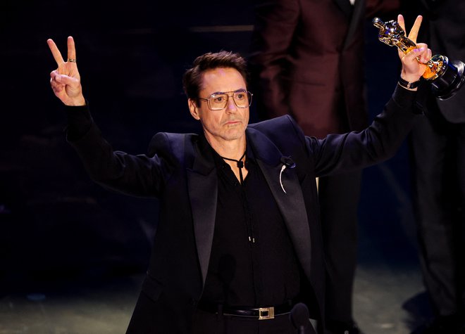 Robert Downey Jr. je prejel oskarja za najboljšo moško stransko vlogo. FOTO: Mike Blake/Reuters