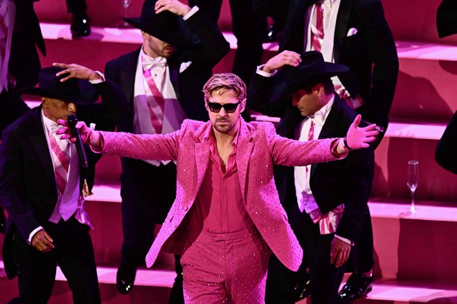 Ryan Gosling je zapel skladbo I'm Just Ken in navdušil dvorano. FOTO: Patrick T. Fallon/AFP
