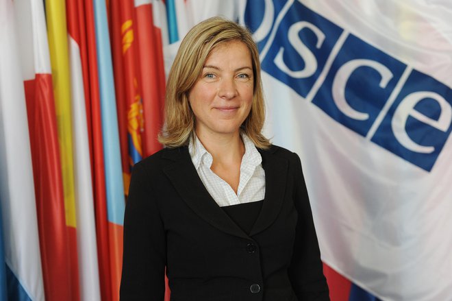 Slovenska diplomatka Aleška Simkić je vodja kabineta evropskega komisarja Janeza Lenarčiča. FOTO: Micky Kroell/Ovse