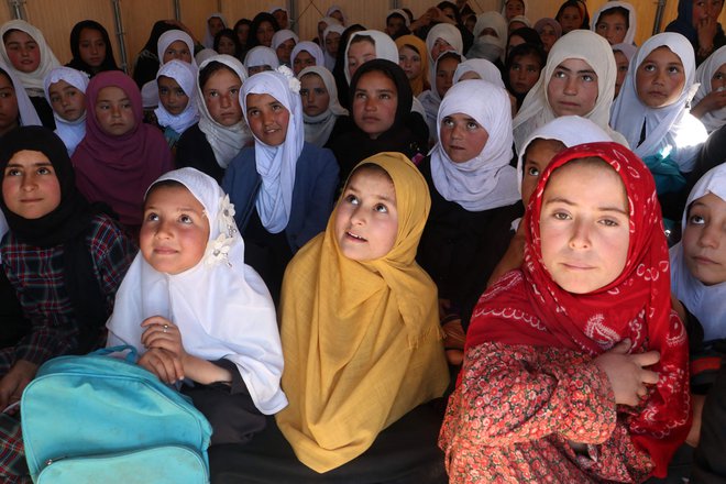 Prizadevanja za pravice žensk in njihovo šolanje so eno od središč delovanja EU v deželi pod Hindukušem. Na fotografiji so afganistanske deklice v šoli v Fajzabadu. FOTO: Omer Abrar/AFP