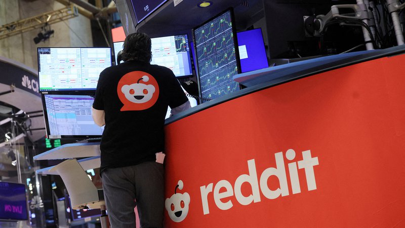 Fotografija: Reddit je sklenil pogodbo z Googlom, da bo ta uporabljal vsebine za urjenje umetne inteligence. FOTO: Brendan McDermid/Reuters