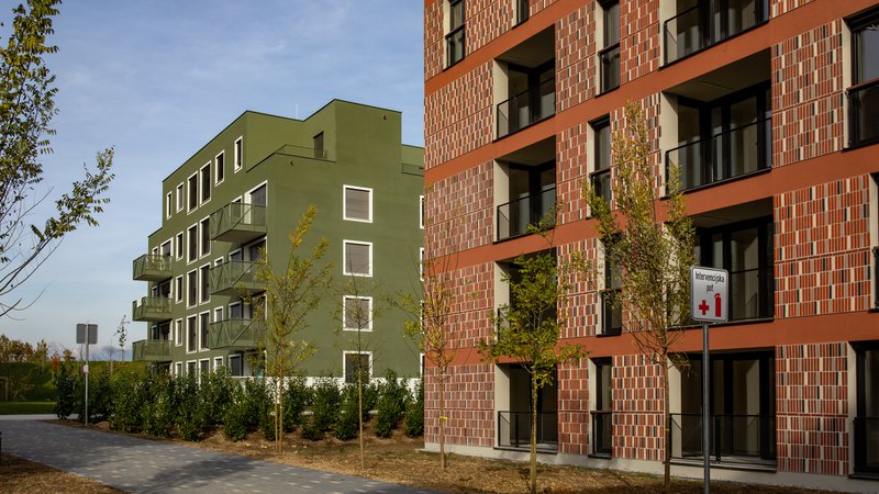 Fotografija: Višina najemnine v stanovanjih na Novem Brdu, kjer ima občinski sklad 174 stanovanj, republiški pa 498, se bistveno razlikuje. Državni sklad namreč zaračuna višjo najemnino kot mestni. FOTO: Voranc Vogel/Delo