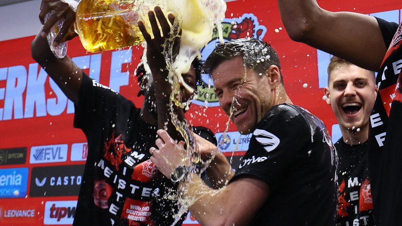 Fotografija: Za osvojeni šampionski krožnik si je prislužil pivsko kopel. FOTO: Wolfgang Rattay/Reuters