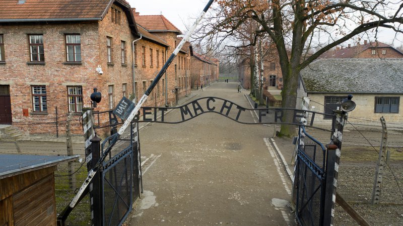 Fotografija: Množične aretacije Judov iz Lendave in Murske Sobote so se zgodile 26. aprila 1944, ko so v obeh mestih Jude zbrali v tamkajšnjih sinagogah. Od tam so jih večino odpeljali do največjega taborišča smrti Auschwitz – Birkenaua (na fotografiji vhod v Auschwitz). FOTO: Axel Schmidt/Reuters
