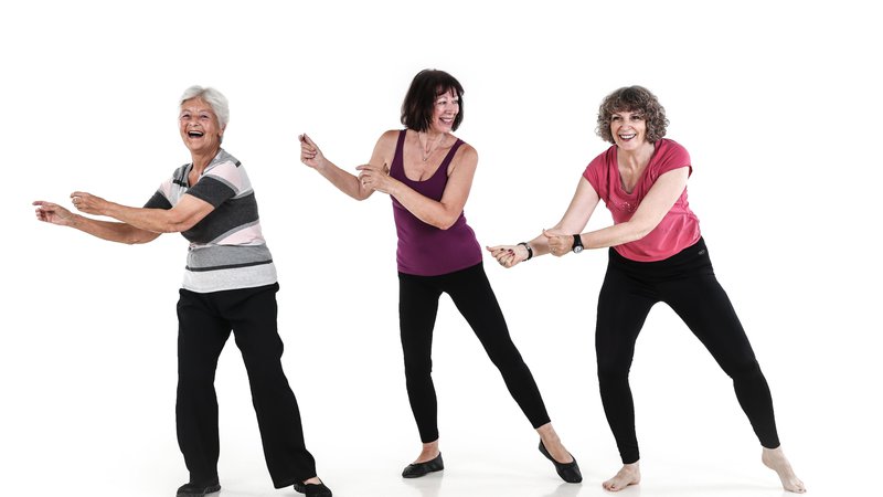 Fotografija: Starejši, ki plešejo, uživajo v glasbi, gibanju in se hkrati sprostijo ob druženju, prav tako pridobivajo kondicijo in si želijo ohraniti zdravje. FOTO: Aljoša Rebolj/arhiv Kazine