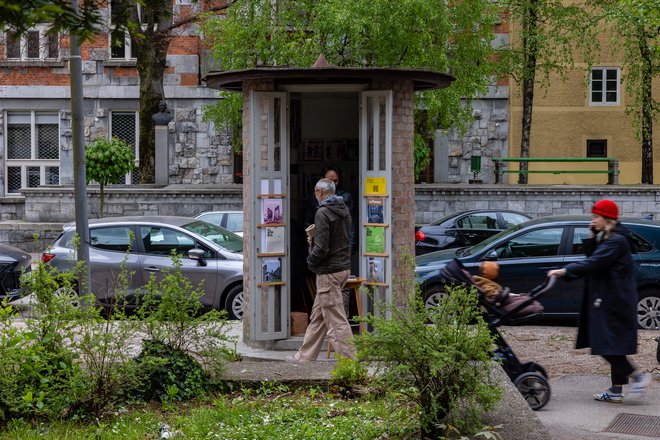 Plečnikova trafika na Vegovi ulici v Ljubljani, ki jo je Zavod za oblikovanje prostora (Z.O.P.) leta 2021 oživil s prodajo revije Outsider in drugimi publikacijami ter predvsem z okoli 15 dogodki na leto z raznimi gosti, deluje kot mali kulturni center. FOTO: Črt Piksi