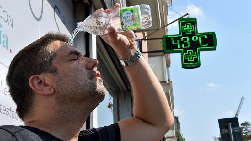 Fotografija: Leta 2022 je vročina povzročila 70.000 presežnih smrti. Podatkov o številu umrlih zaradi vročine v lanskem letu še ni, se je pa v zadnjih 20 letih smrtnost zaradi vročine povečala za okoli 30 odstotkov. FOTO: Massimo Pinca/Reuters