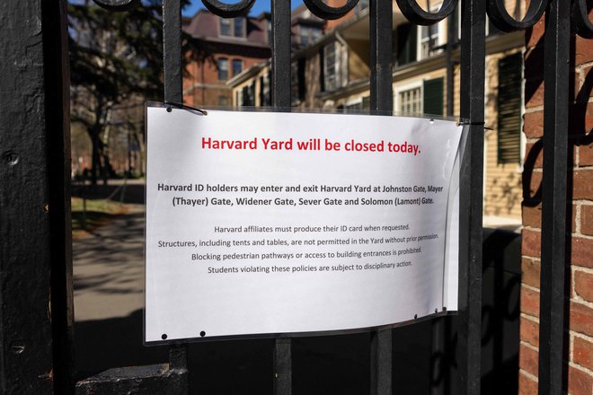 Napis na Harvardu, ki vstop dovoljuje le študentom. Foto Scott Eisen/AFP