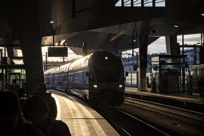 Vlak prihaja na dunajski glavni kolodvor. Marsikaj bi se lahko naučili. FOTO: Emmanuele Contini/AFP