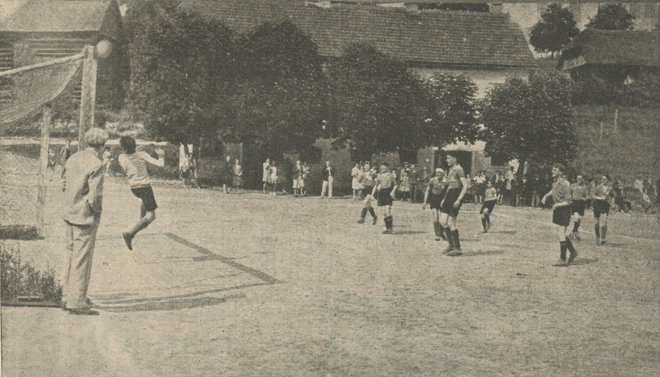 Tekma na štadionu na Loki leta 1930 Foto Dolenjska metropola Novo mesto. Progres, zavod za pospeševanje mednarodnih trgovskih zvez, 1930.