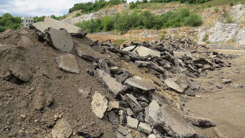Fotografija: Na območju nekdanjega kamnoloma Klek se že kopičijo gradbeni odpadki. FOTO: Bojan Rajšek/Delo