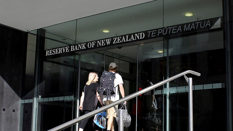 Fotografija: Začetna faza raziskovanja CBDC na Novi Zelandiji prinaša obetavne možnosti za preoblikovanje plačilnega sistema in ponuja nove priložnosti za potrošnike ter podjetja.

Foto: Rebecca Howard/Reuters
