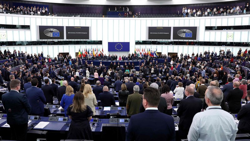 Fotografija: Polne poslanske klopi evropskega parlamenta med poslušanjem Ode radosti na slovesnosti ob 20. obletnici velike širitve EU. FOTO: Frederick Florin/AFP