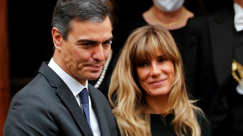 Fotografija: Španski premier Pedro Sánchez je sporočil, da si bo vzel čas za razmislek o prihodnosti zaradi napadov na njegovo ženo Begoño Gómez. FOTO: Remo Casilli/Reuters